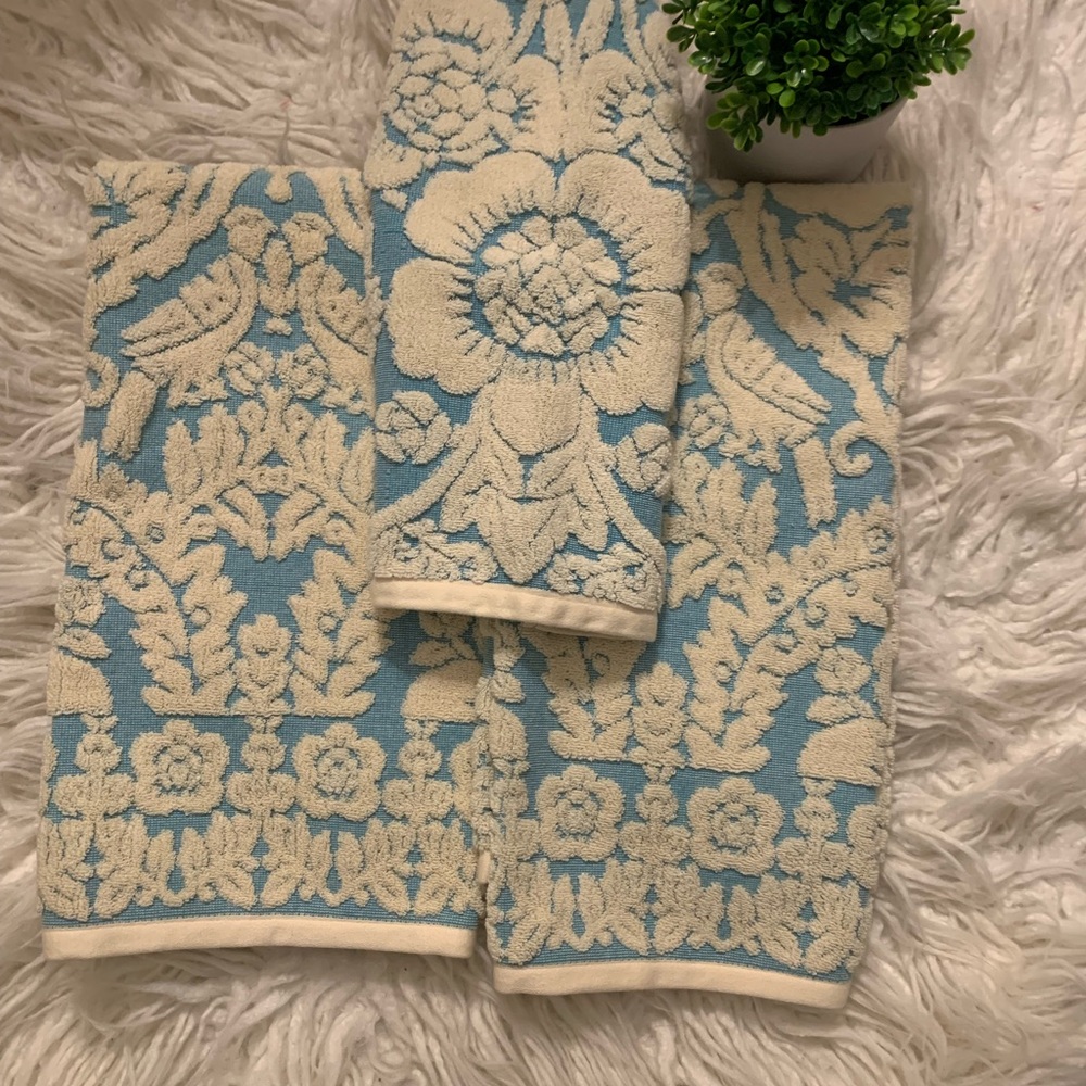 Gorgeous Anthropologie Towels NWOT